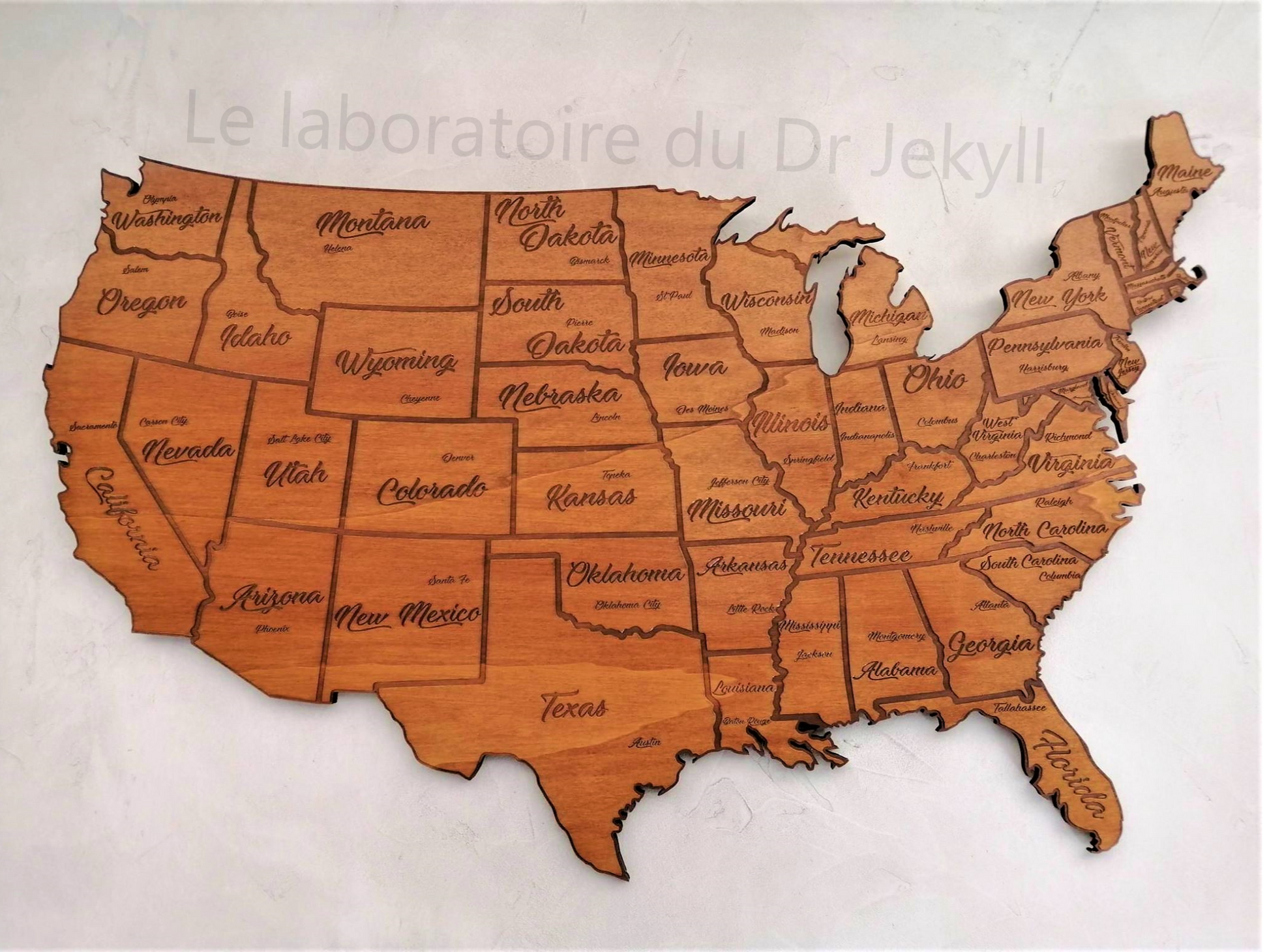 Carte des USA gravée sur bois, dimensions 59 cm x 37 cm x 1 cm. Chaque carte est réalisée de manière artisanale, offrant un modèle unique à chaque commande. Parfaite pour une décoration murale élégante et personnalisée, cette carte est livrée avec une attache murale pour une installation facile. Idéale comme cadeau pour Noël ou la fête des pères