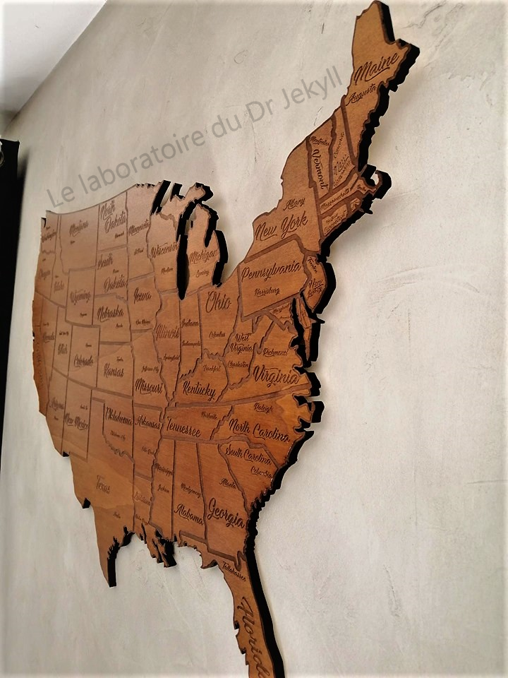 Carte des USA en Bois Gravée - Décoration Artisanale Unique, 59x37 cm - Accessoire Élégant pour Votre Intérieur