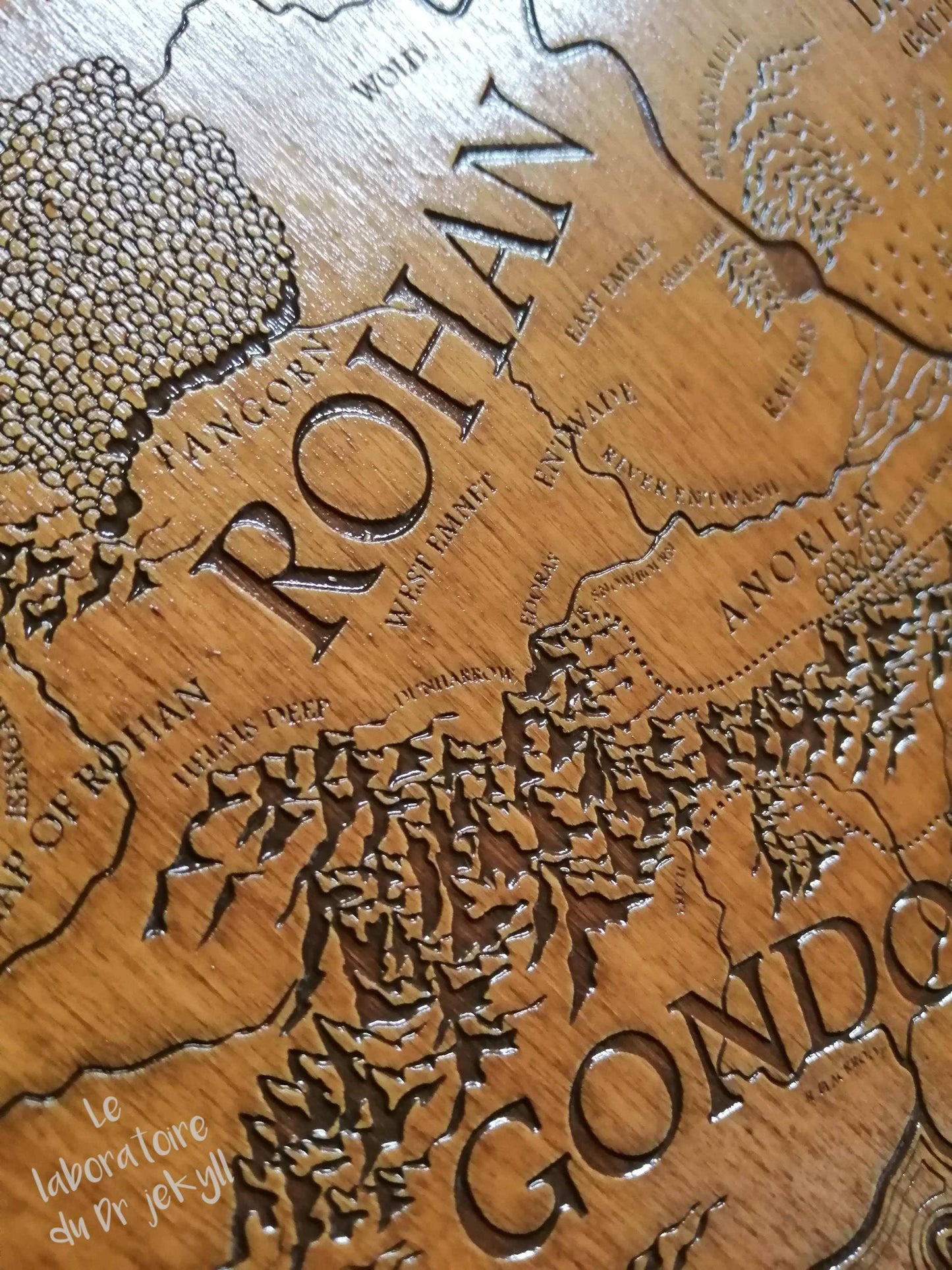 🗺️ Carte du Mordor Gravée en Bois d’un Monde de Fantasy – Décoration Artisanale Unique