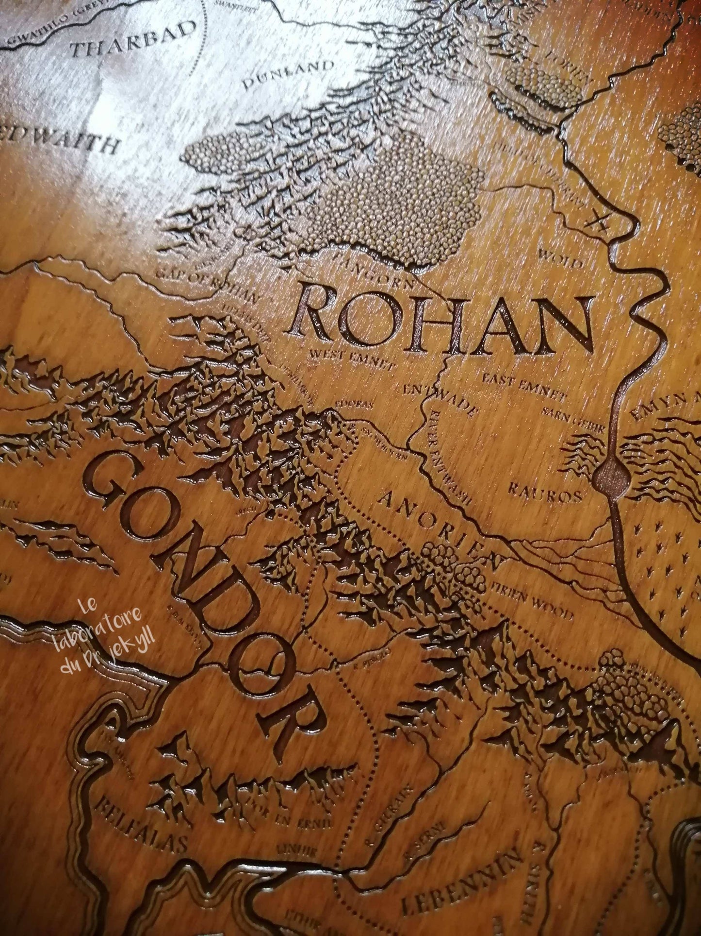 🗺️ Carte du Mordor Gravée en Bois d’un Monde de Fantasy – Décoration Artisanale Unique
