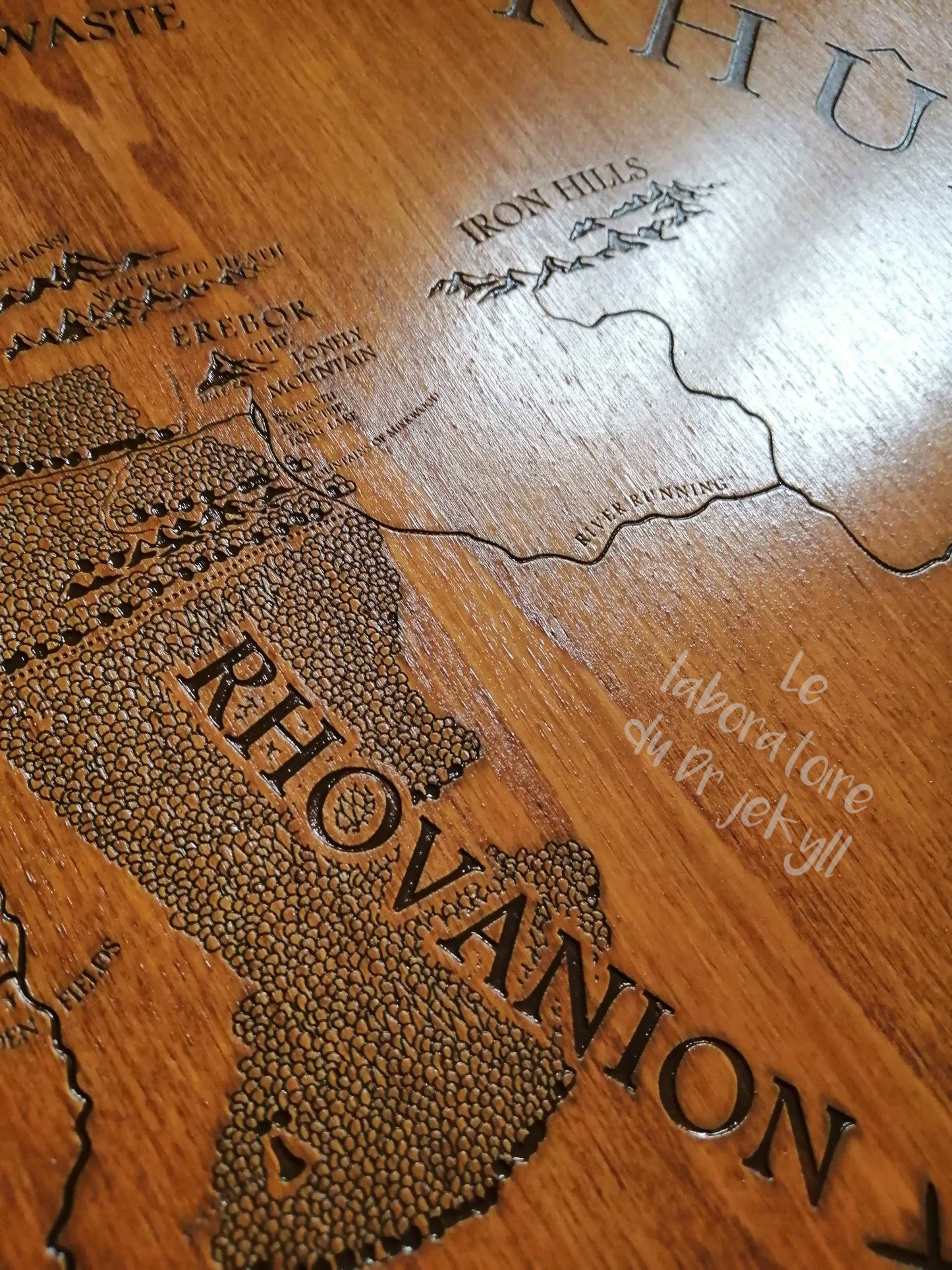 🗺️ Carte du Mordor Gravée en Bois d’un Monde de Fantasy – Décoration Artisanale Unique