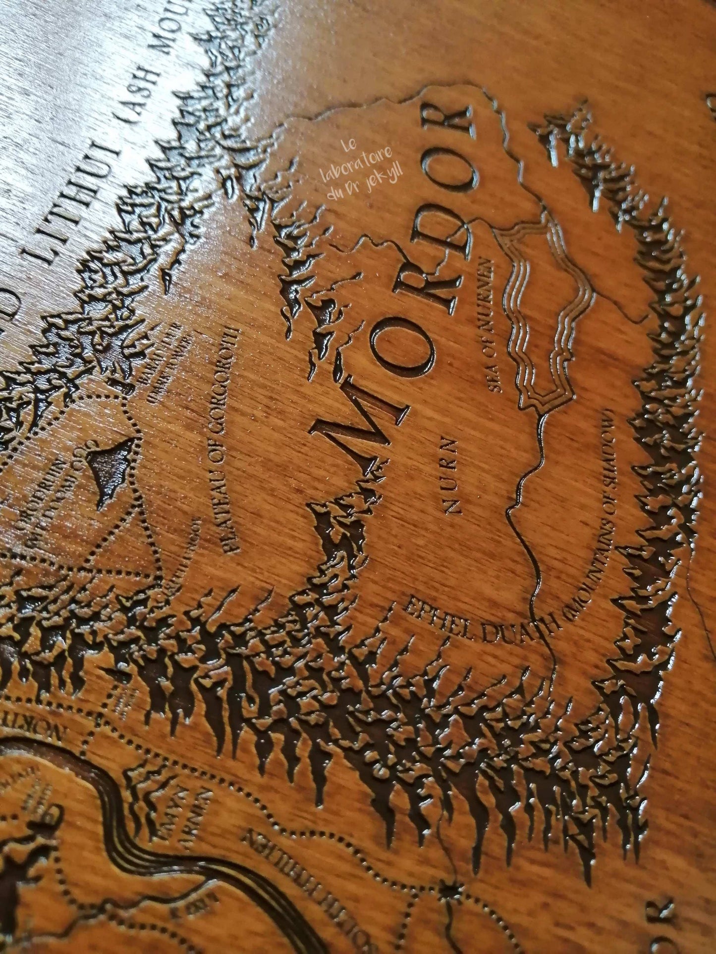 🗺️ Carte du Mordor Gravée en Bois d’un Monde de Fantasy – Décoration Artisanale Unique