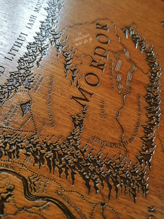 🗺️ Carte du Mordor Gravée en Bois d’un Monde de Fantasy – Décoration Artisanale Unique