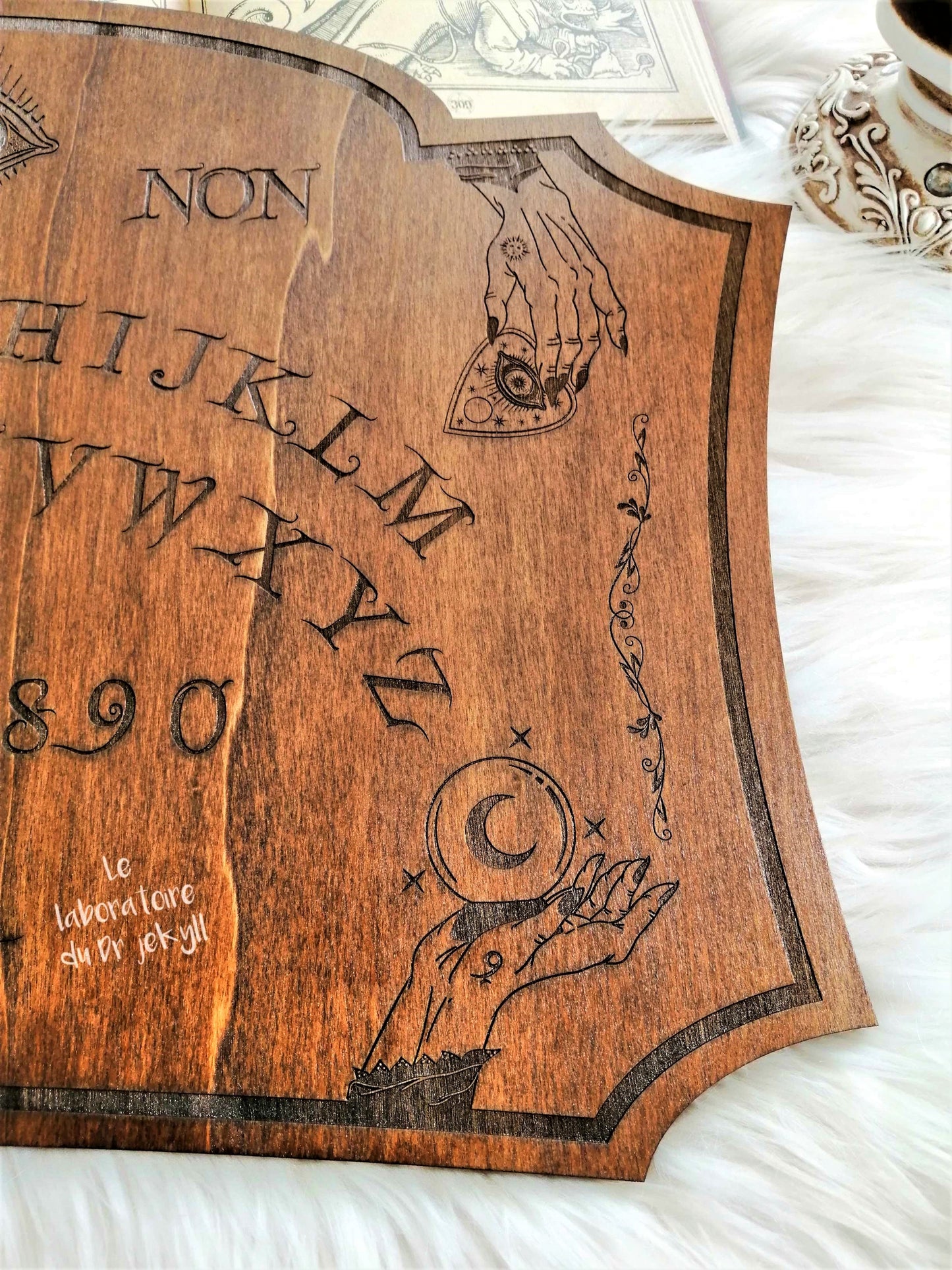 Planche Ouija Artisanale Bois – Ouija Board “Mystique” Grand Format – Spirit Board Gravé – Décoration Ésotérique & Spirituelle