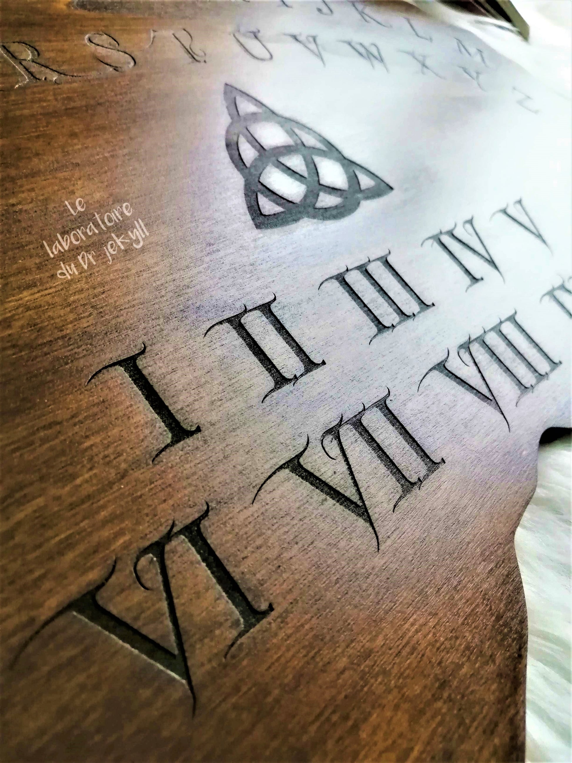 Détail de la gravure artisanale sur la planche Ouija Charmed – Finition soignée en bois de qualité