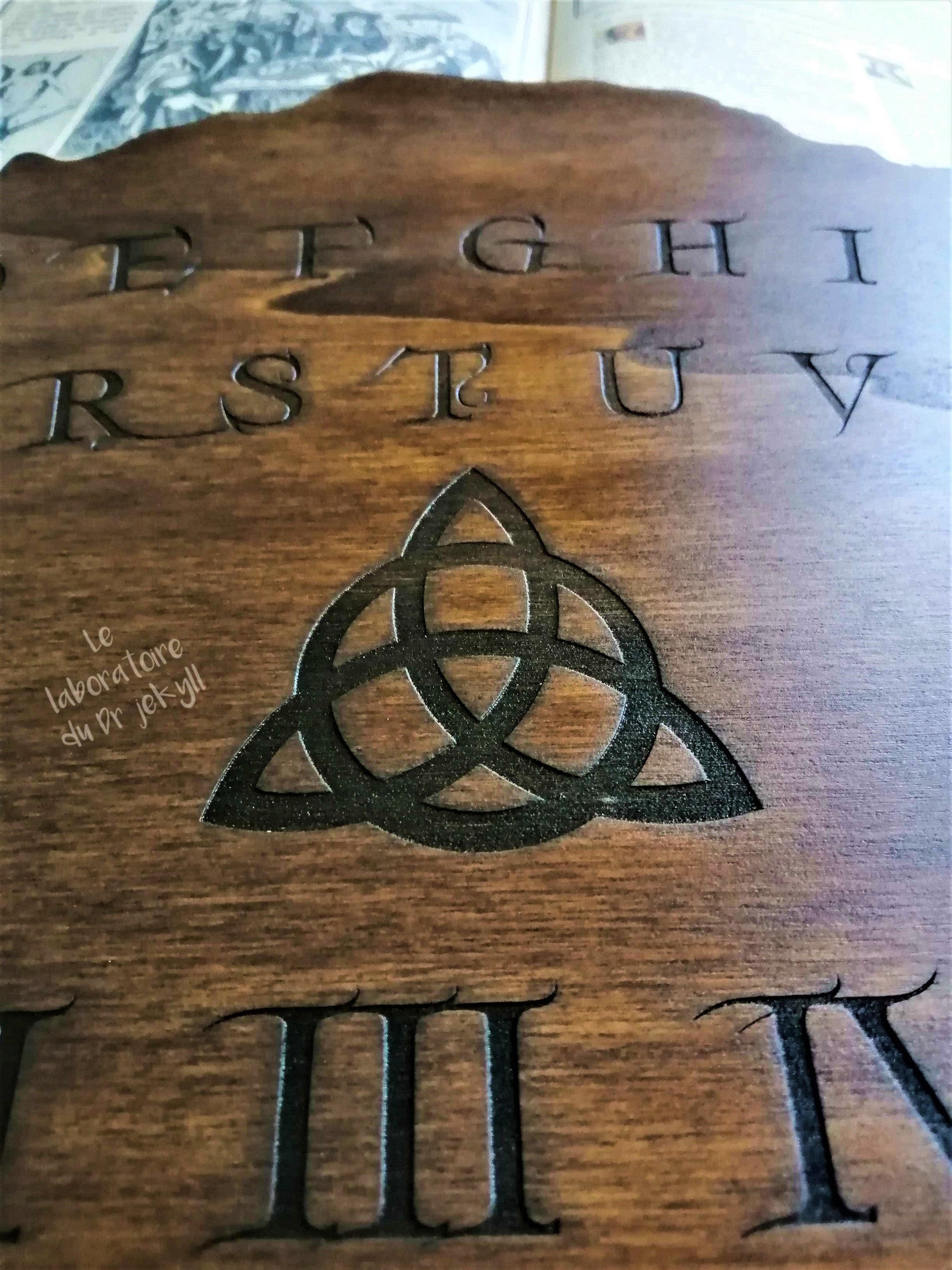 Planche Ouija Charmed en bois gravé de dimensions 49x33x1 cm – Idéale pour les amateurs d'arts occultes
