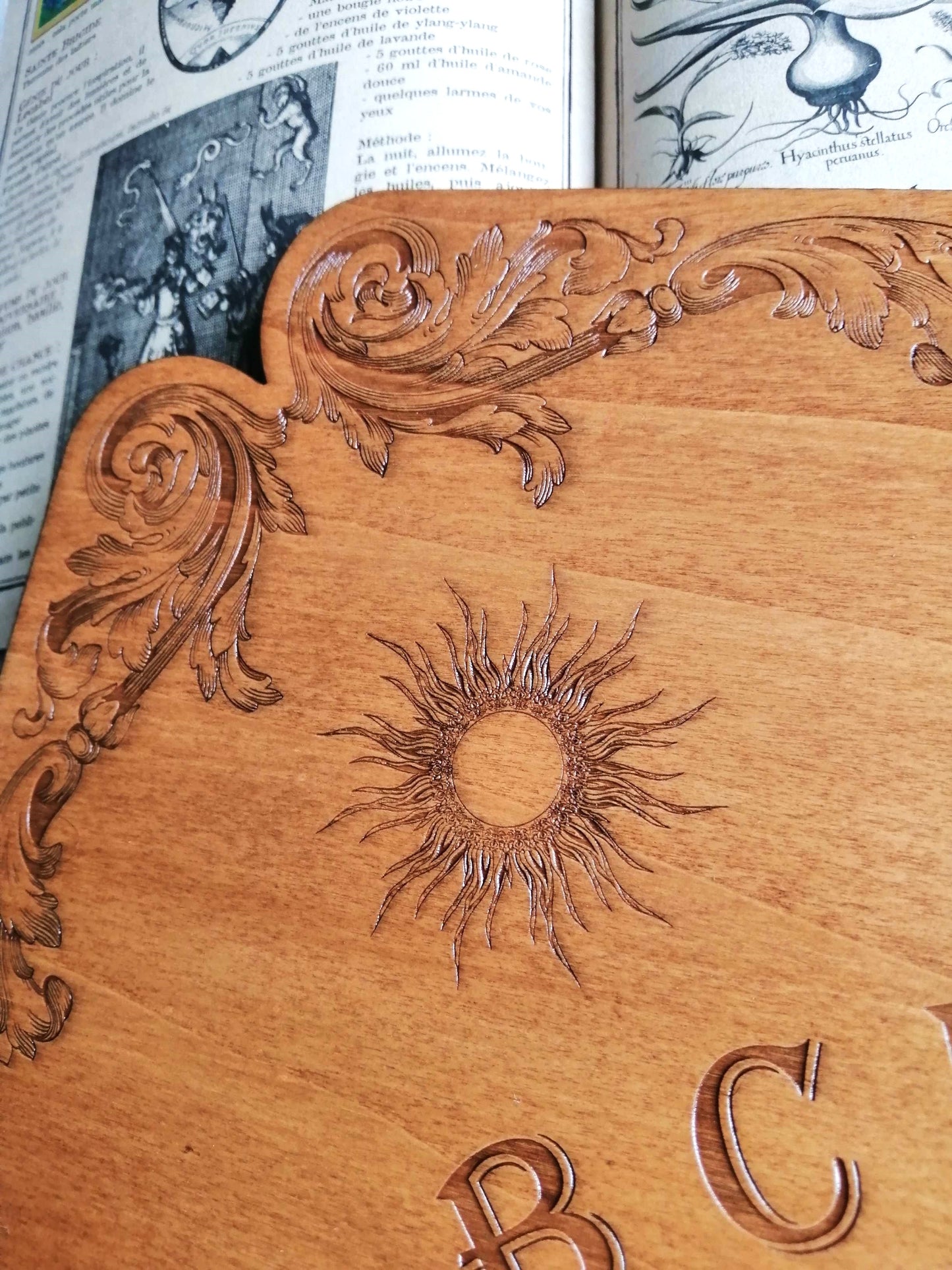 Planche Ouija La Baroque utilisée comme décoration intérieure mystique – Ajoute une touche ésotérique à votre espace