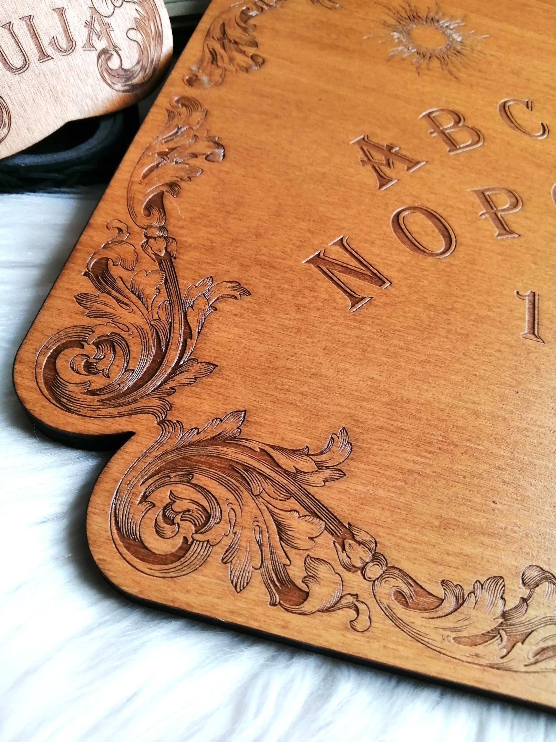 Planche Ouija La Baroque en bois gravé de dimensions 49x33x1 cm – Idéale pour les amateurs d'arts occultes
