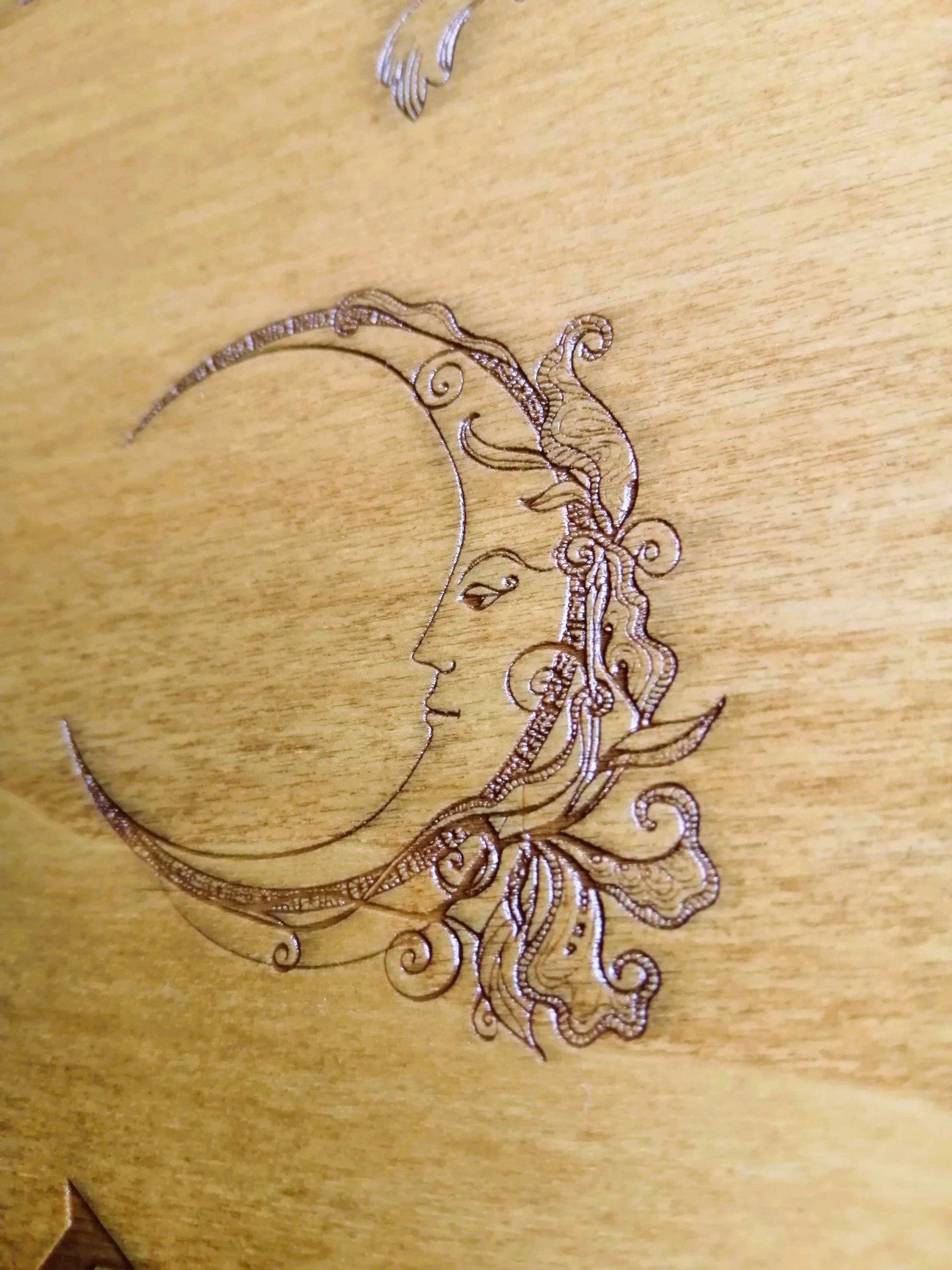 Planche Ouija La Baroque fabriquée artisanalement dans la région Roannaise – Chaque pièce est unique