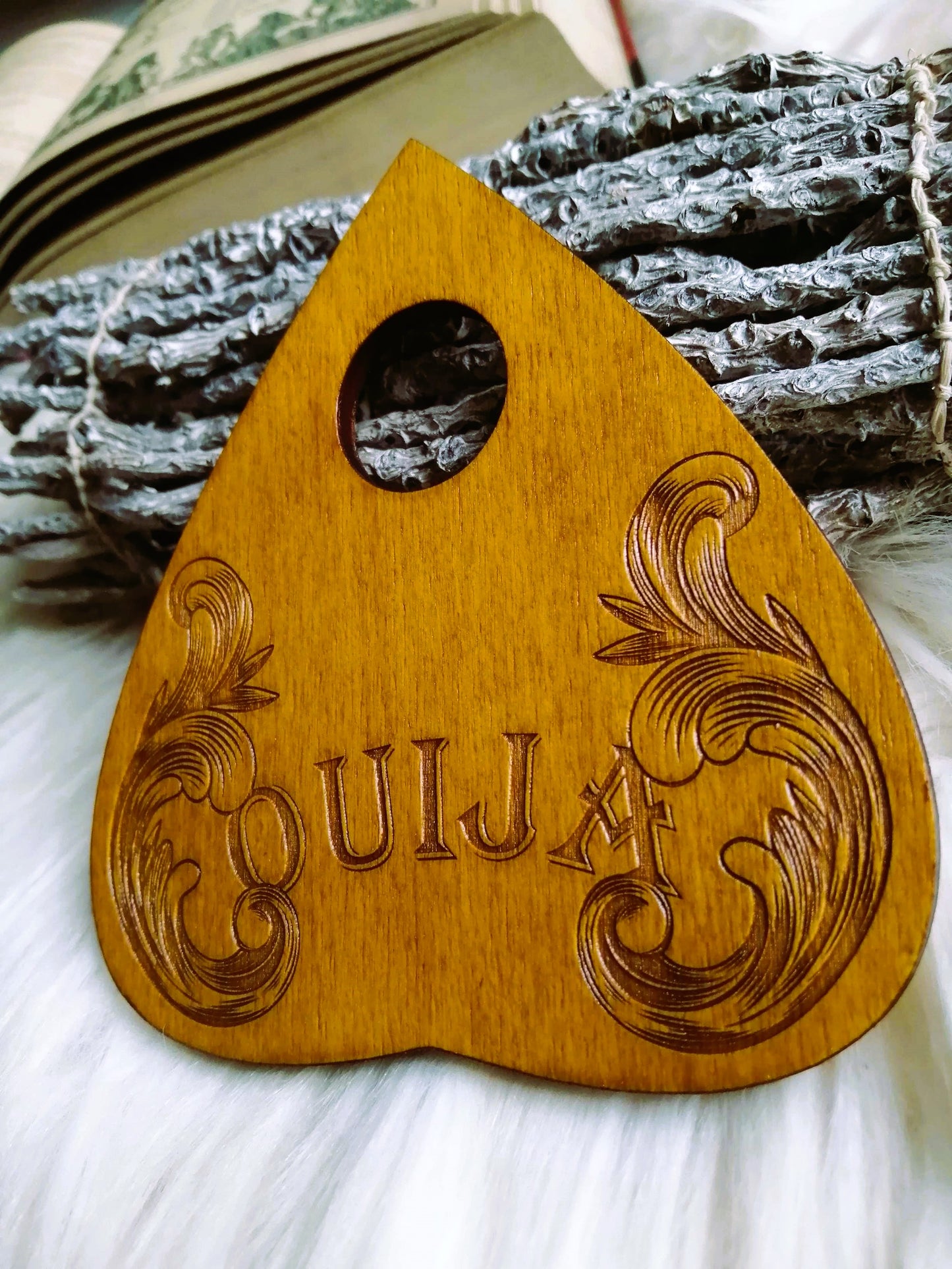 Zoom sur la goutte fournie avec la planche Ouija La Baroque – Accessoire essentiel pour le spiritisme