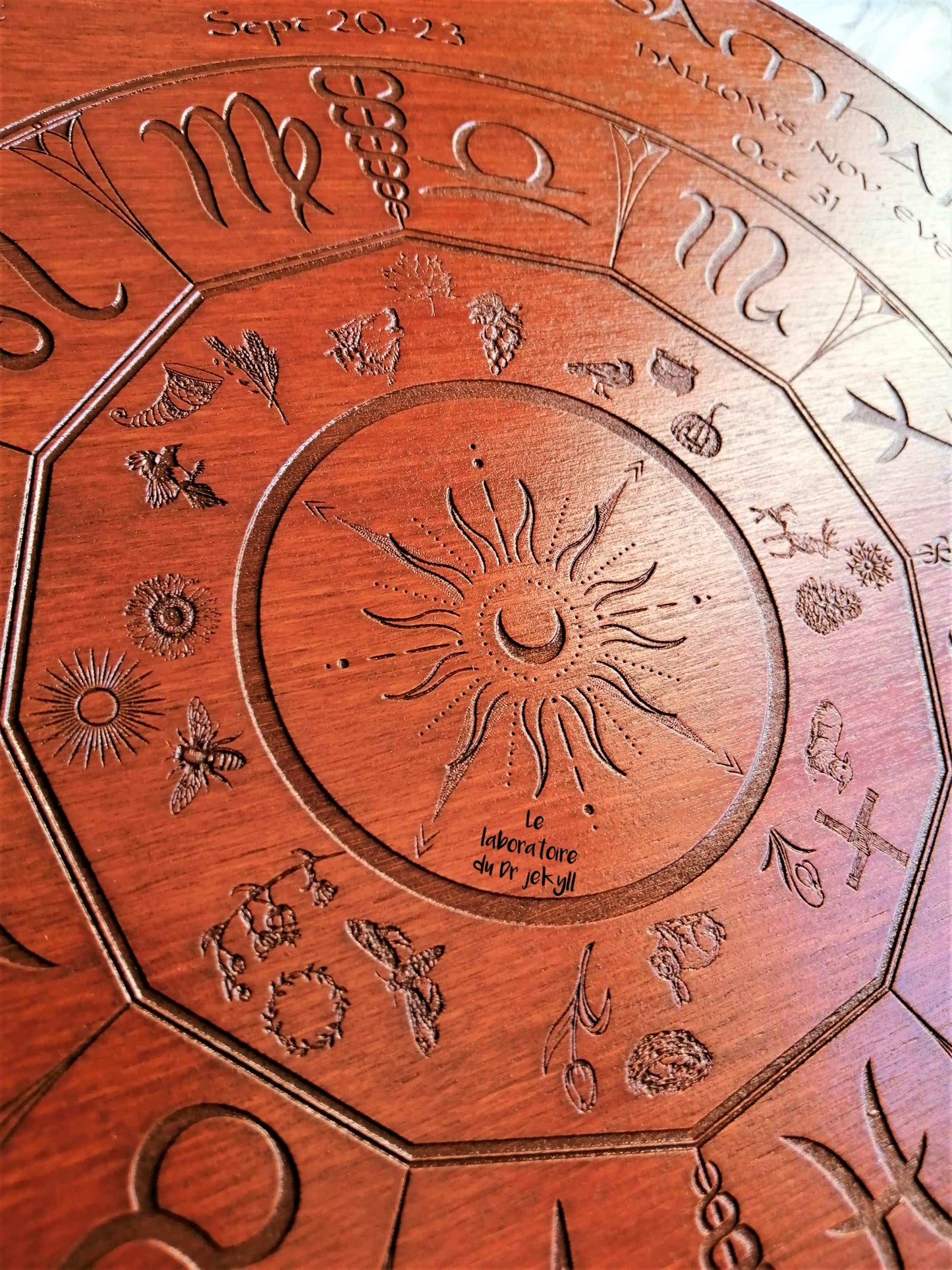 🌿 Roue de l'Année – Gravure Artisanale en Bois, Décoration Spirituelle et Ésotérique