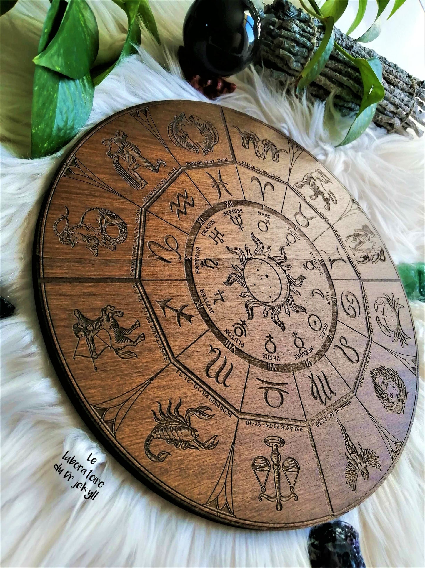 ♑ Roue du Zodiaque – Gravure Artisanale en Bois, Décoration Spirituelle et Astrologique Unique