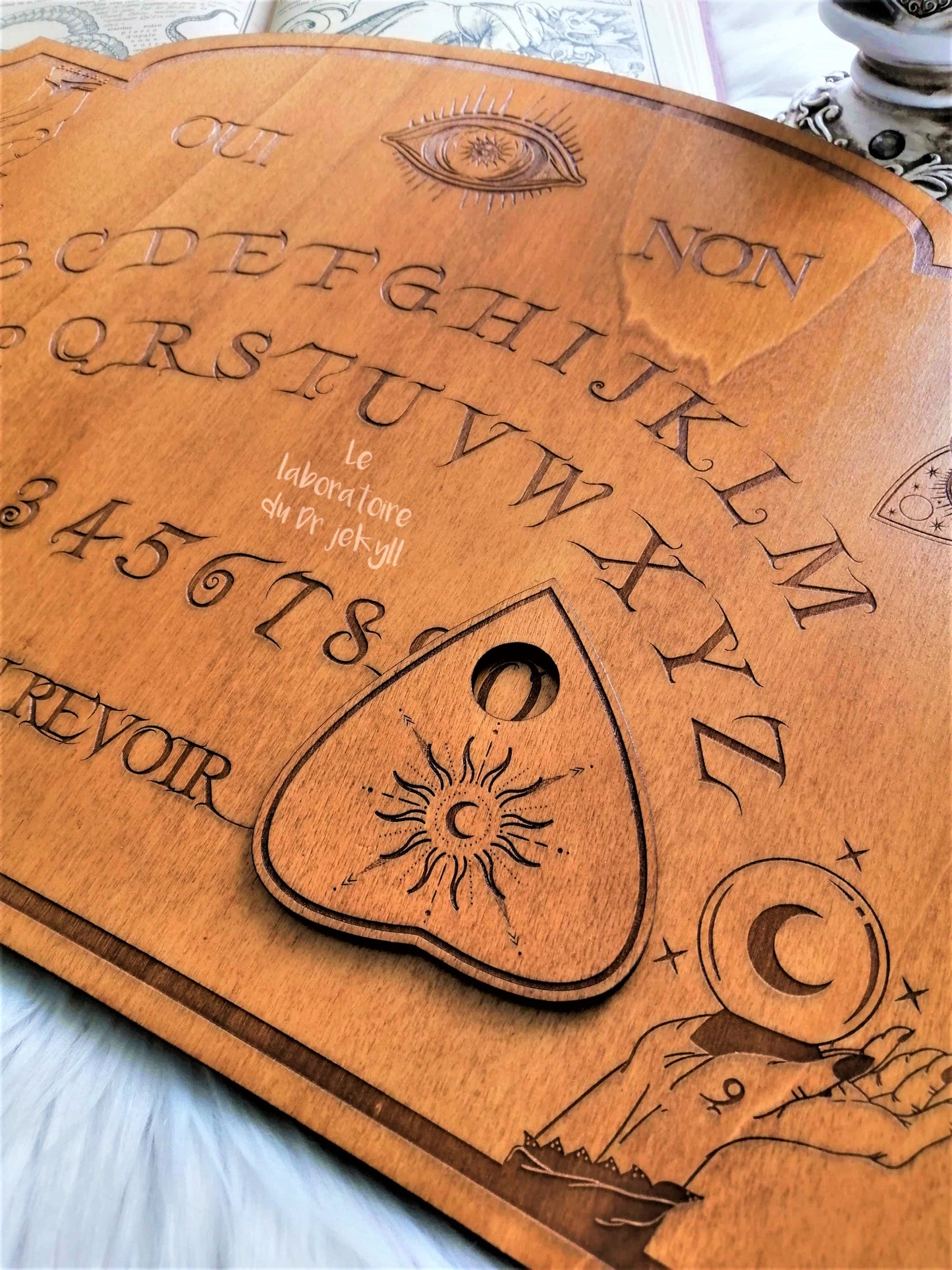 Planche Ouija Artisanale Bois – Ouija Board “Mystique” Grand Format – Spirit Board Gravé – Décoration Ésotérique & Spirituelle